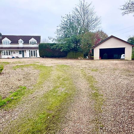 A Rural 4 Bed Detached Home Bryngwyn 外观 照片